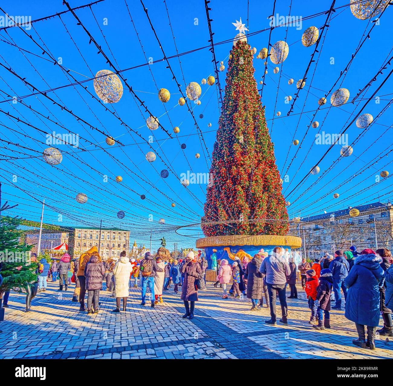 KIEV, UCRAINA - 2 GENNAIO 2022: Visita la Fiera di Natale in Piazza Sophia, il 2 gennaio a Kiev, Ucraina Foto Stock