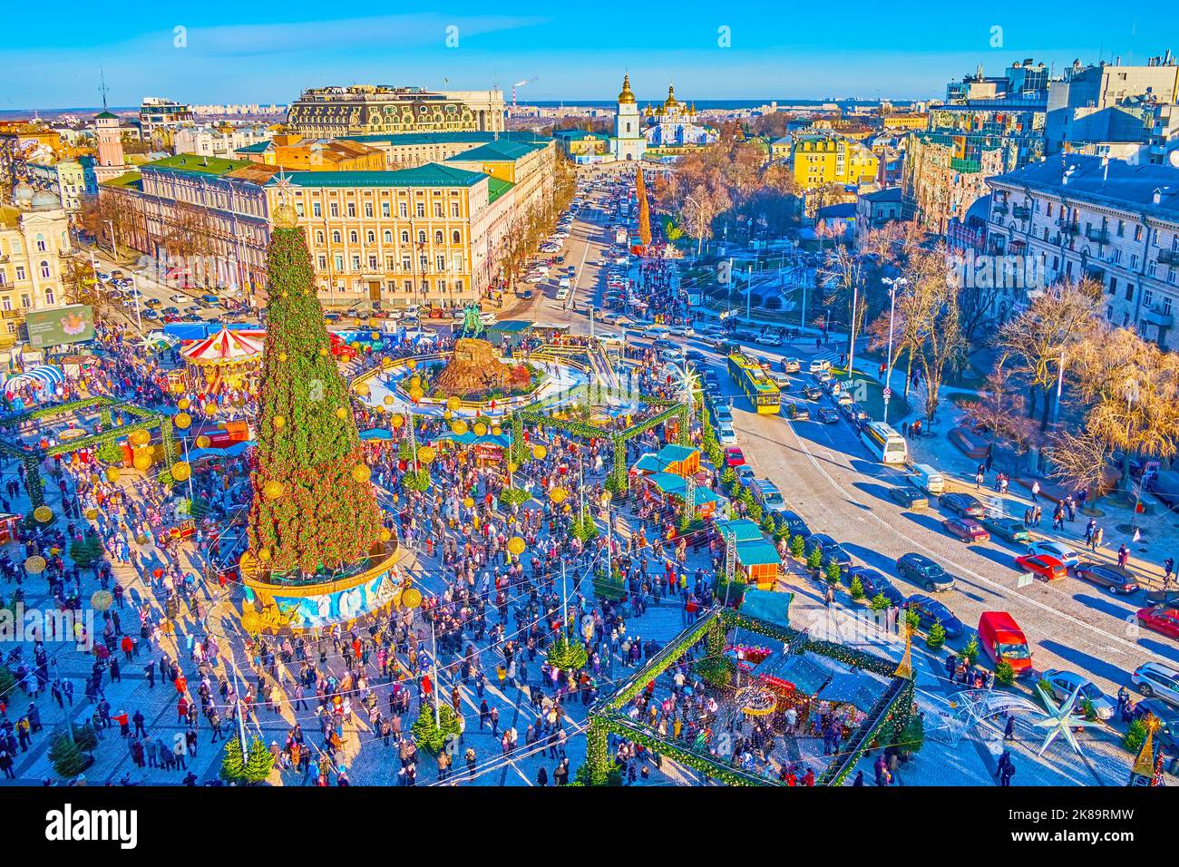KIEV, UCRAINA - 2 GENNAIO 2022: Vista dall'alto dell'albero di Natale principale, Piazza Sophia, il 2 gennaio a Kiev, Ucraina Foto Stock