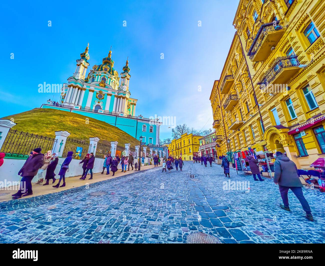 KIEV, UCRAINA - 2 GENNAIO 2022: Goditi una piacevole passeggiata lungo la discesa di Andrew, nei dintorni di monumenti storici e del tradizionale mercato turistico Foto Stock
