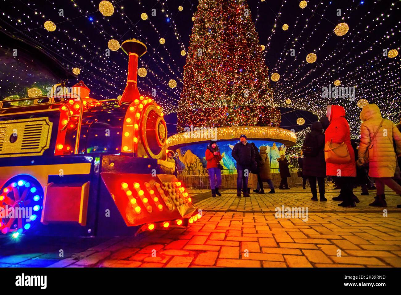 KIEV, UCRAINA - 28 DICEMBRE 2021: Il viaggio in treno turistico è una delle principali attrazioni della Fiera di Natale in Piazza Sophia, il 28 dicembre a Kyi Foto Stock