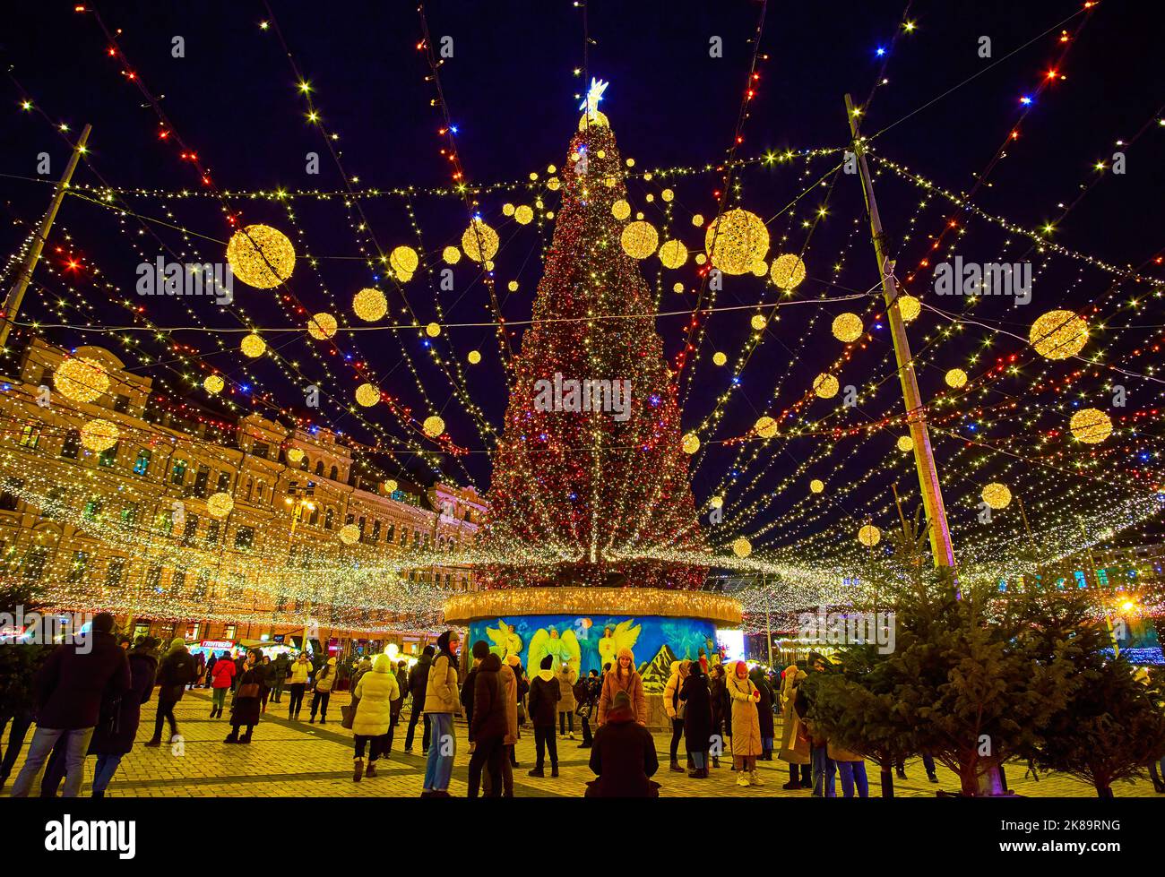 KIEV, UCRAINA - 28 DICEMBRE 2021: La principale fiera di Natale a Kiev con l'albero di Natale alto e bello in Piazza Sophia, il 28 dicembre a Kiev, Regno Unito Foto Stock
