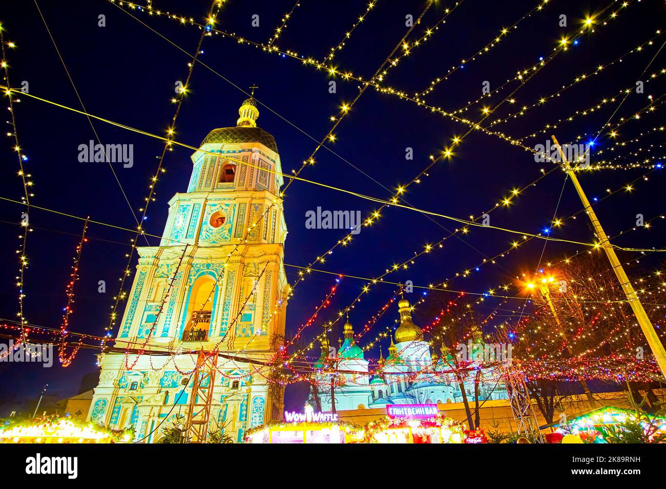 KIEV, UCRAINA - 28 DICEMBRE 2021: Il campanile della Cattedrale di Santa Sofia dietro le ghirlande di Natale, il 28 dicembre a Kiev, Ucraina Foto Stock