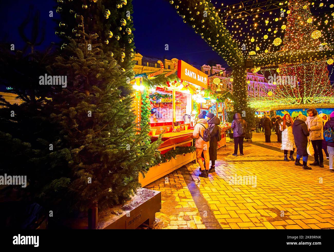 KIEV, UCRAINA - 28 DICEMBRE 2021: Il bar-bevanda all'aperto e porta decorativa della Fiera di Natale, Piazza Sophia, il 28 dicembre a Kiev, Ucraina Foto Stock