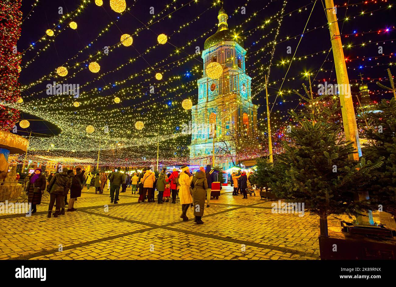 KIEV, UCRAINA - 28 DICEMBRE 2021: Piazza Sophia, decorata con albero di Natale, ghirlande e luci con alto campanile della Cattedrale di Santa Sofia a ba Foto Stock