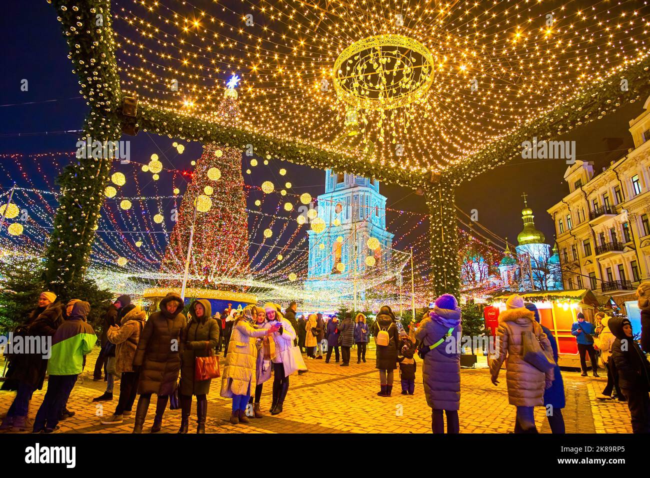 KIEV, UCRAINA - 28 DICEMBRE 2021: Porta decorativa della Fiera di Natale, Piazza Sophia, il 28 dicembre a Kiev, Ucraina Foto Stock