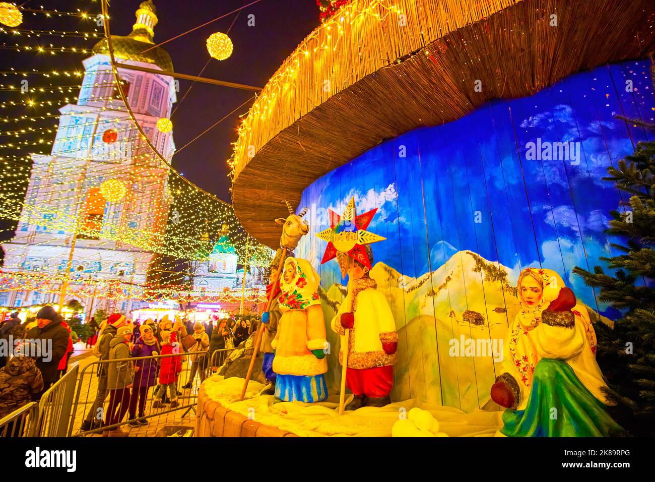 KIEV, UCRAINA - 28 DICEMBRE 2021: Fiera di Natale con sculture colorate in legno per bambini e carolieri con stelle e palle di neve, Piazza Sophia, il 2 dicembre Foto Stock
