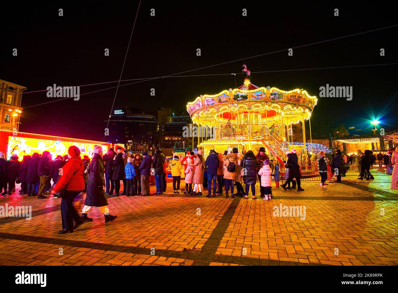 KIEV, UCRAINA - 28 DICEMBRE 2021: La Fiera di Natale con carosello e Main Christmas Tree, il 28 dicembre a Kiev, Ucraina Foto Stock