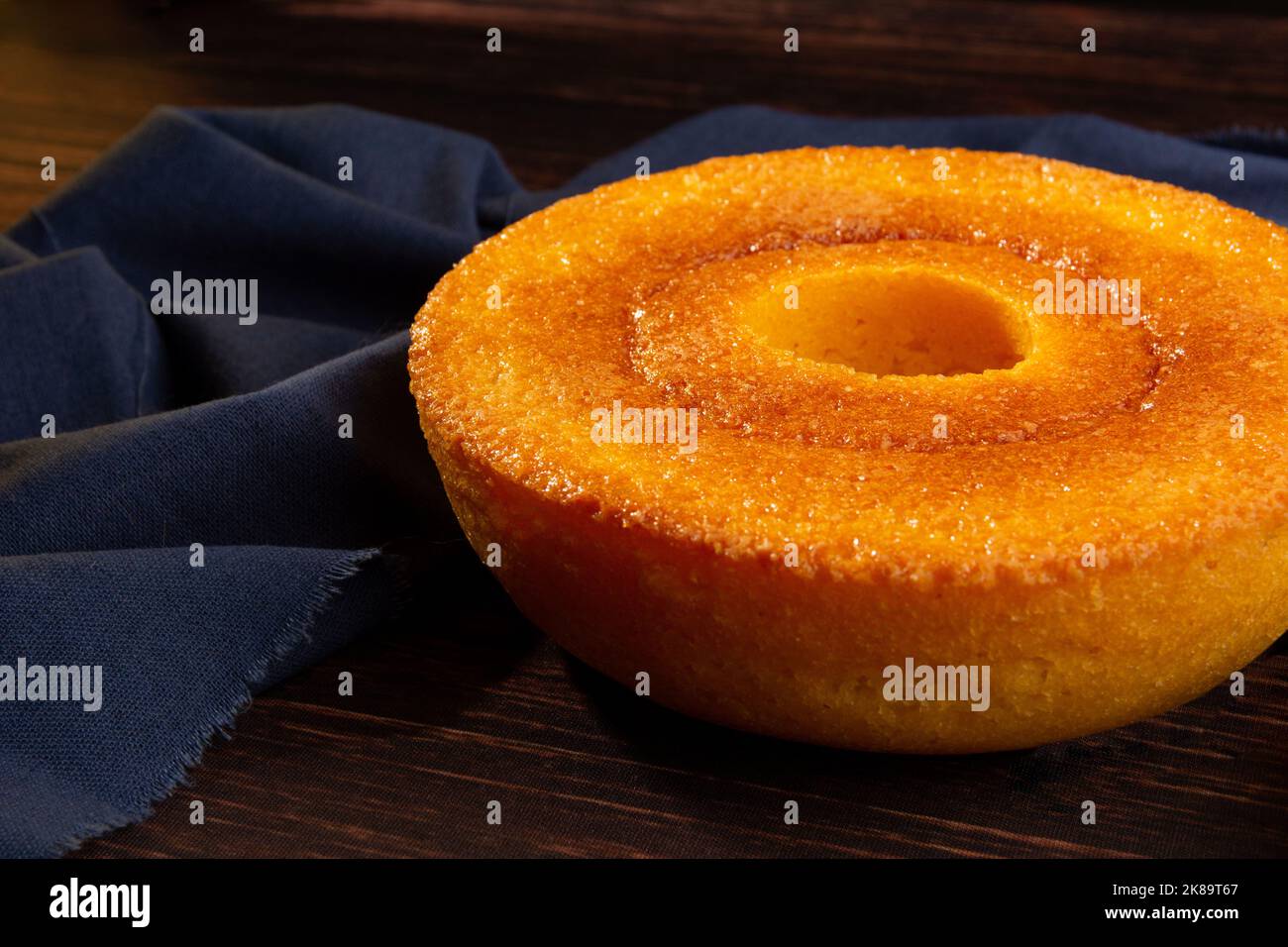 Torta di mais rotonda fatta in casa (Bolo de Fuba), fatta di pamonha e formaggio, conosciuta come 'torta di Pamonha'. Cucina tipica brasiliana di Festa Junina (festa di giugno) Foto Stock
