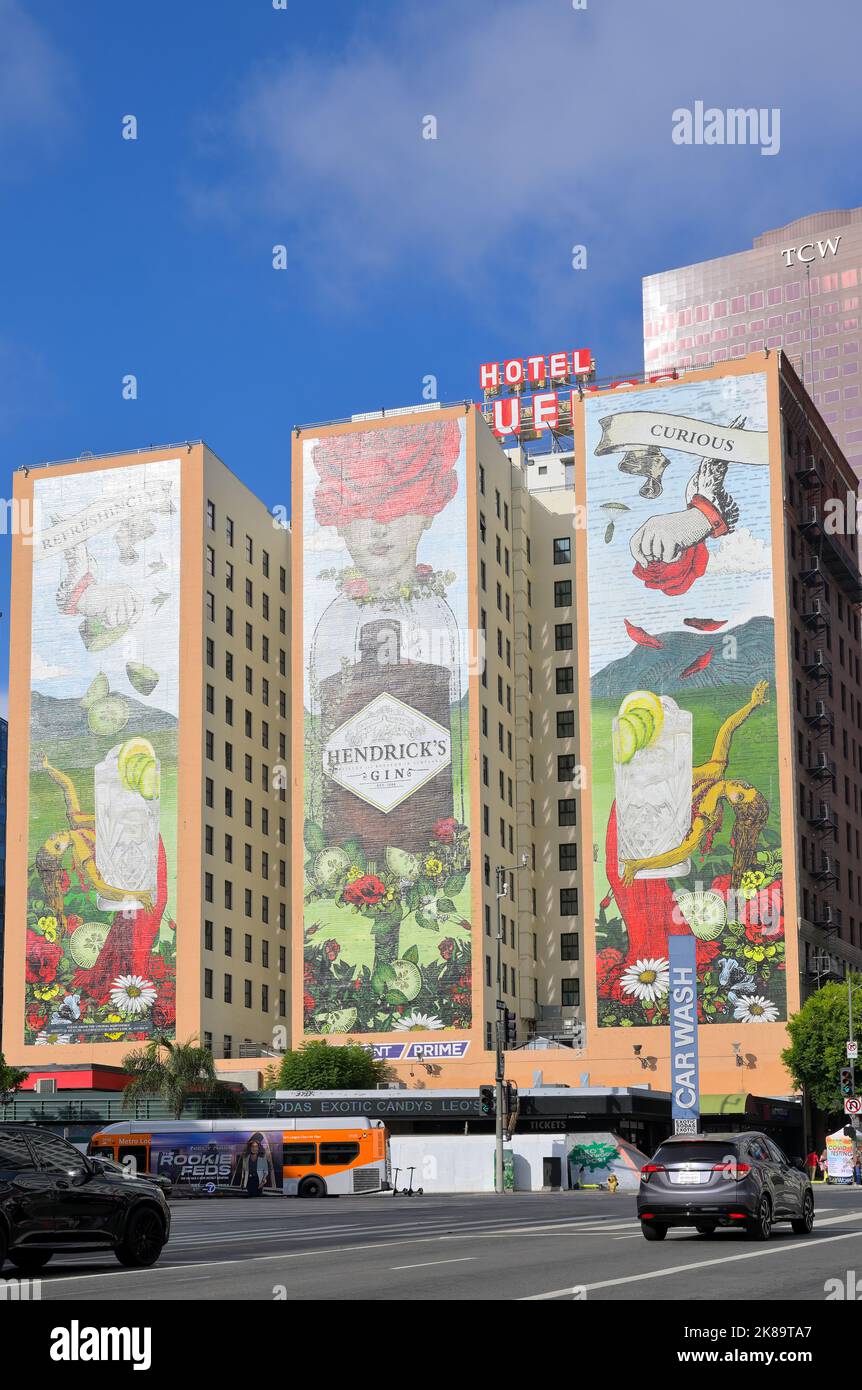 Un enorme cartellone del famosissimo Hendrick's Gin a South Park, Los Angeles, California Foto Stock
