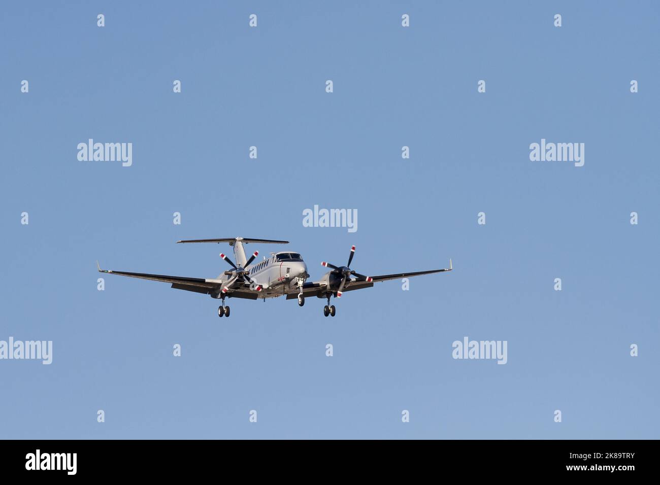 Un aeromobile Hawker Beechcraft UC12W Huron con il corpo dei Marine degli Stati Uniti che vola vicino alla base aerea navale di Atsugi, Kanagawa, Giappone. Foto Stock