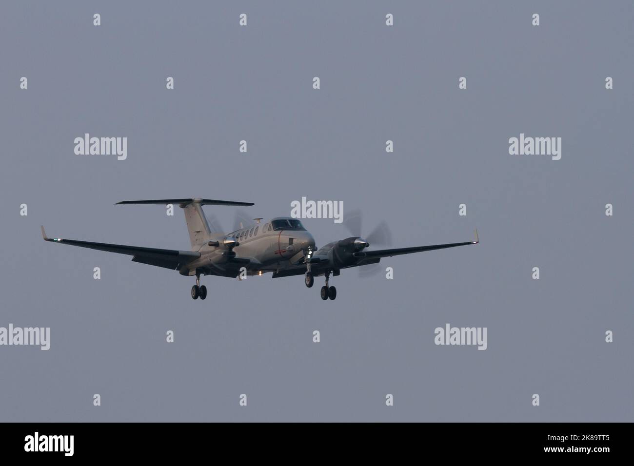 Un aeromobile Hawker Beechcraft UC12W Huron con il corpo dei Marine degli Stati Uniti che vola vicino alla base aerea navale di Atsugi, Kanagawa, Giappone. Foto Stock