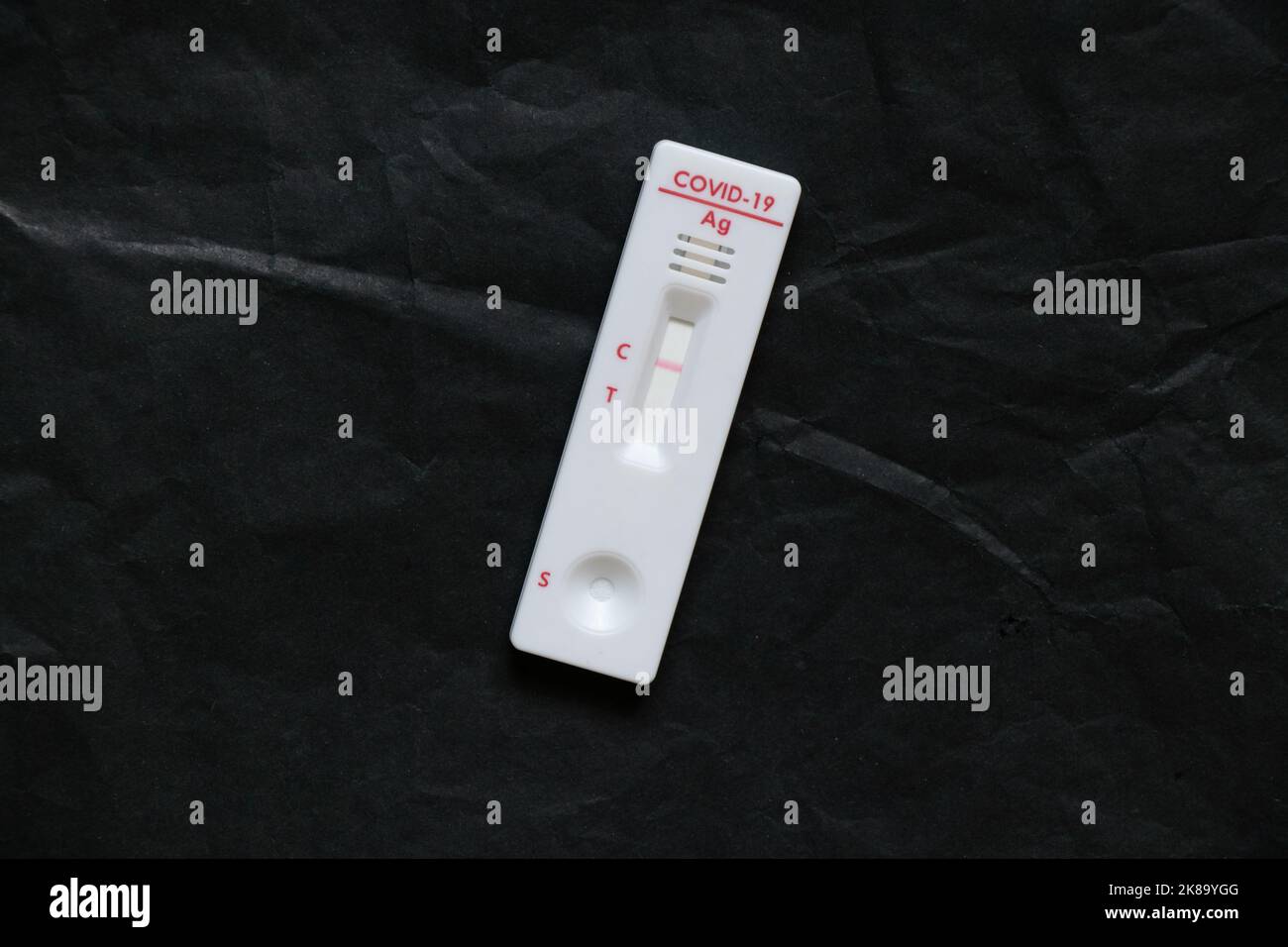 Il test del covid negativo si trova su fondo isolato, test anticorpale Foto Stock