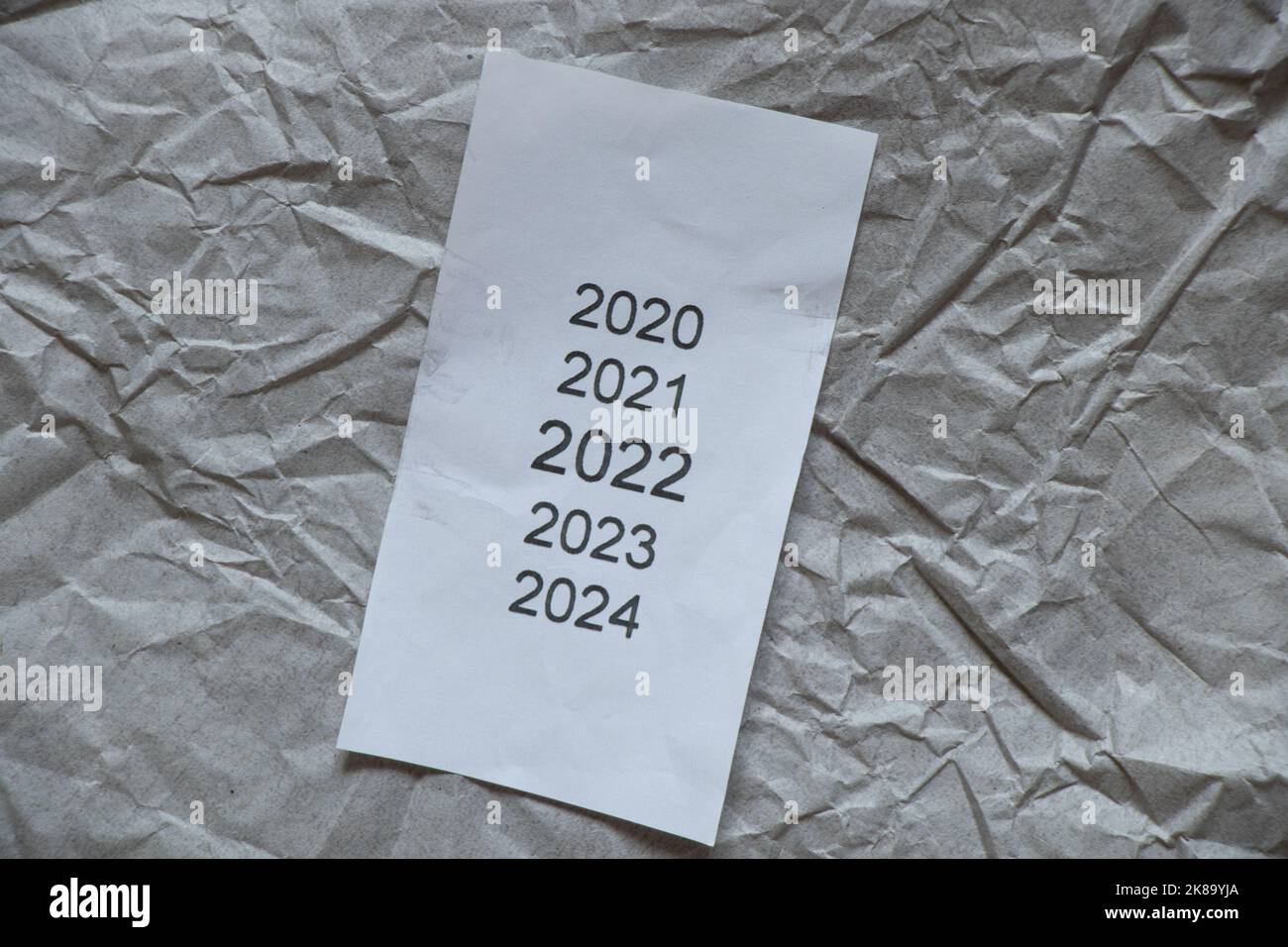 anni nella lista di controllo 2020,2021,2022,2023 come elenco di anni stampati sugli assegni, anno nuovo 2022 su carta come sfondo, un elenco con un elenco di anni Foto Stock