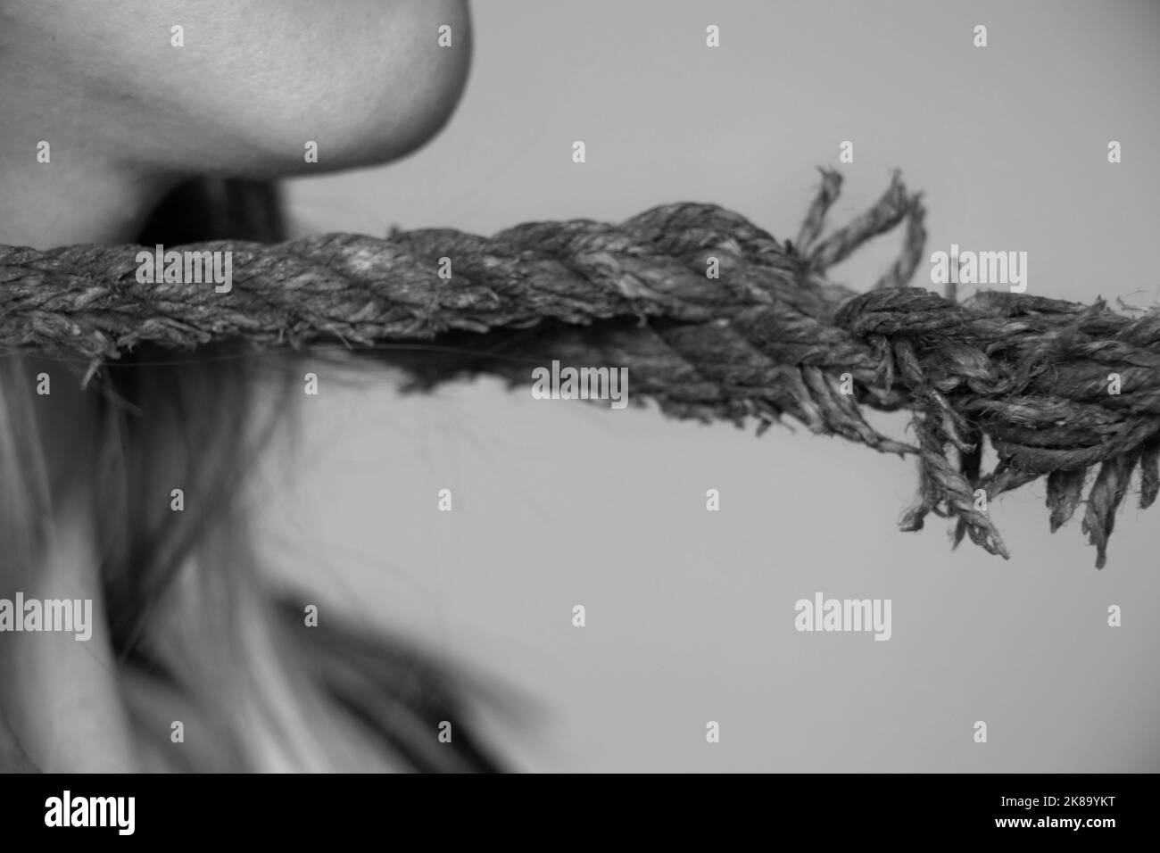 ragazza con una corda intorno al collo, traffico di esseri umani, schiavitù, potere sulle persone, una corda intorno al collo di una persona Foto Stock