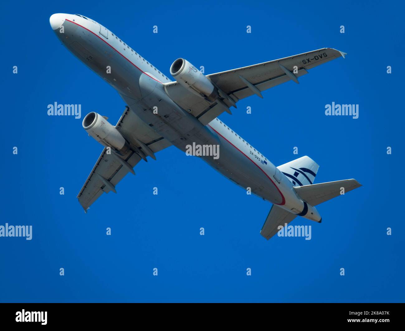 Aereo da Aegean Airlines in avvicinamento per l'atterraggio. 08 ottobre 2022, Rodi, Grecia Foto Stock