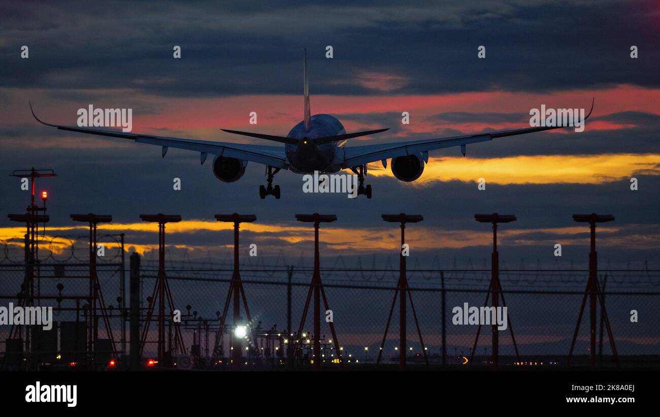 Richmond, British Columbia, Canada. 20th Ott 2022. Un Jetliner China Airlines Airbus A350-900 (B-18918) atterra al crepuscolo, all'aeroporto internazionale di Vancouver. (Credit Image: © Bayne Stanley/ZUMA Press Wire) Foto Stock