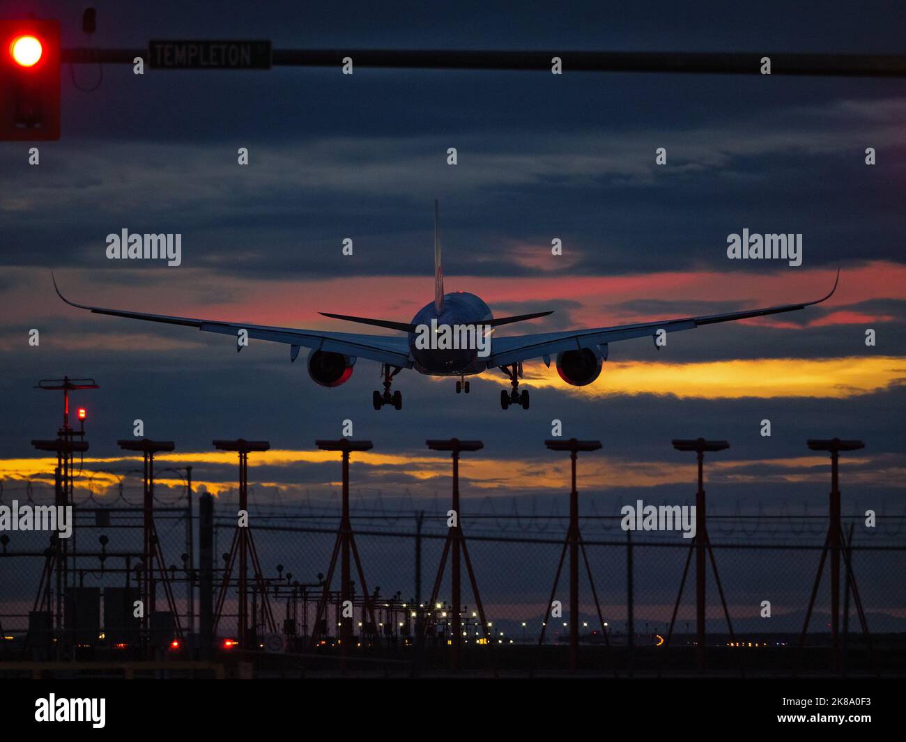 Richmond, British Columbia, Canada. 20th Ott 2022. Un Jetliner China Airlines Airbus A350-900 (B-18918) atterra al crepuscolo, all'aeroporto internazionale di Vancouver. (Credit Image: © Bayne Stanley/ZUMA Press Wire) Foto Stock