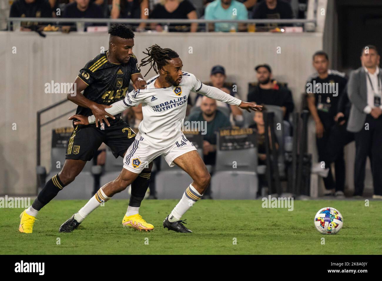 Los Angeles Galaxy Forward Raheem Edwards (44) è fouled dal centrocampista del Los Angeles FC José Cifuentes (20) durante una partita di playoff MLS, Giovedi, Ottobre Foto Stock