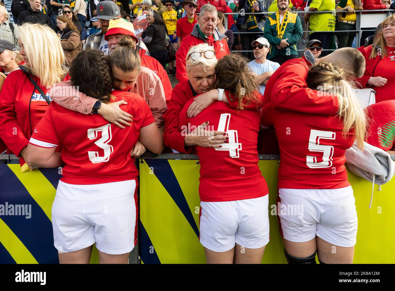 Il Wales' Cerys Hale, Natalia John e Gwen Crabb sono consolati dopo la loro perdita in Australia durante la Women's Rugby World Cup Pool, Una partita al Northland Events Centre di Whangarei, Nuova Zelanda. Data immagine: Sabato 22 ottobre 2022. Foto Stock