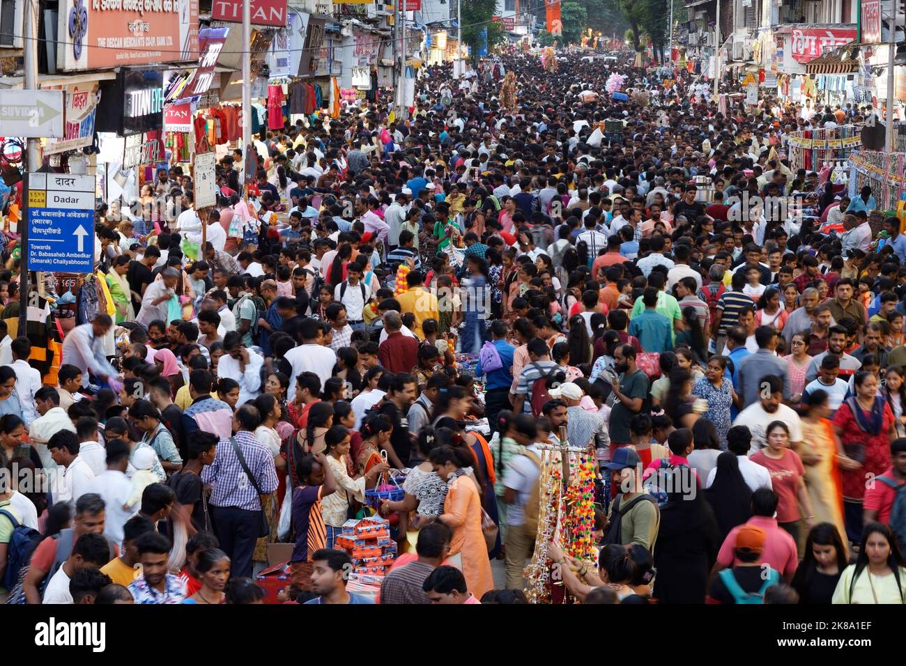 Persone che acquistano per il Diwali Festival a Mumbai, India. Foto Stock