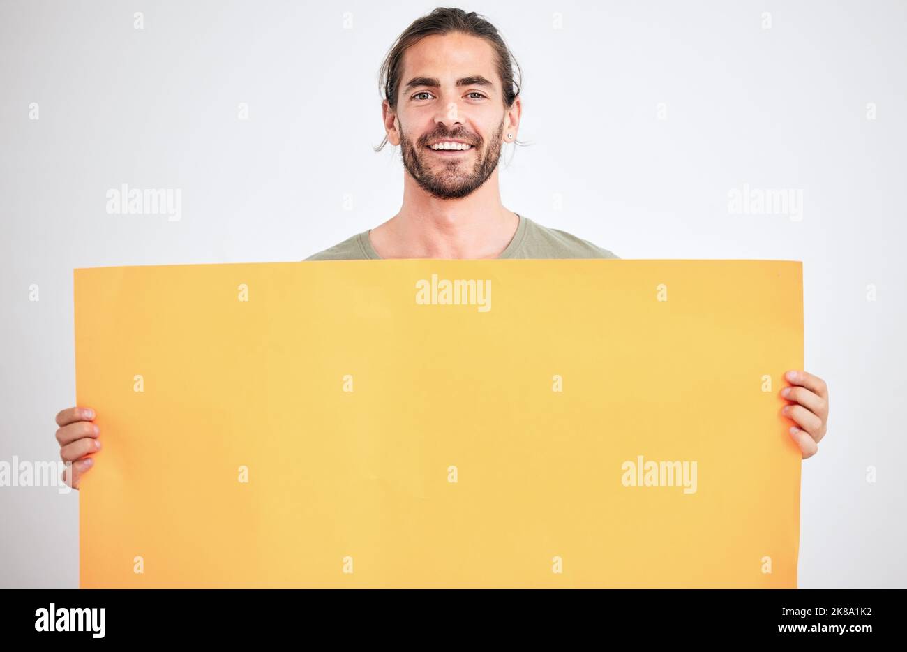 Mockup, pubblicità e uomo con poster giallo per testo, annuncio e messaggio. Marketing, design e ragazzo tenendo in mano banner di cartone brillante Foto Stock