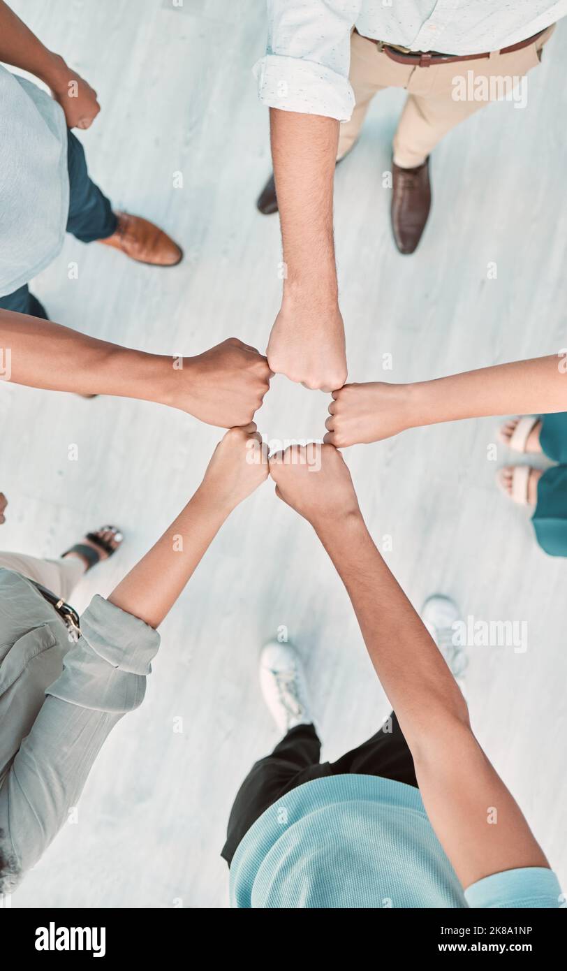 Personale di primo livello, team building e business in collaborazione per il successo, gli obiettivi di missione e gli obiettivi di vendita dell'azienda. Vista dall'alto, supporto e avvio Foto Stock