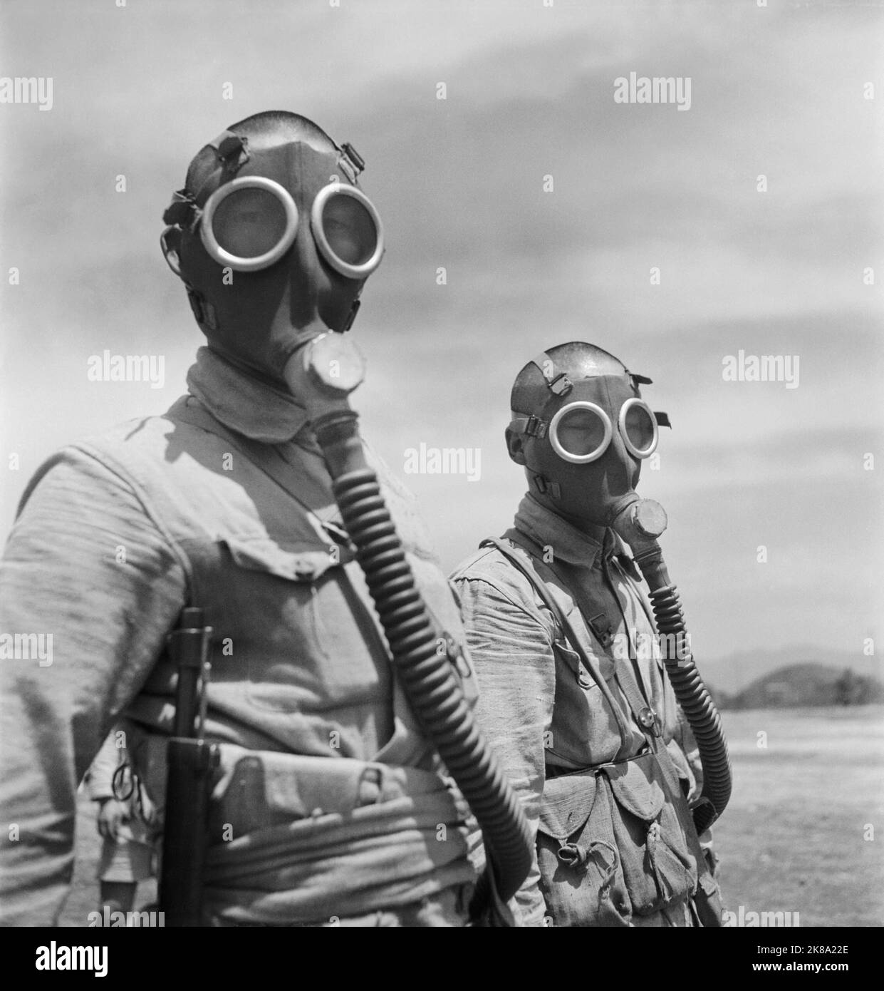 Cecil Beaton - due soldati cinesi che indossano maschere a gas presso il centro di addestramento militare di Pihu nella Cina sudorientale - 1944 Foto Stock