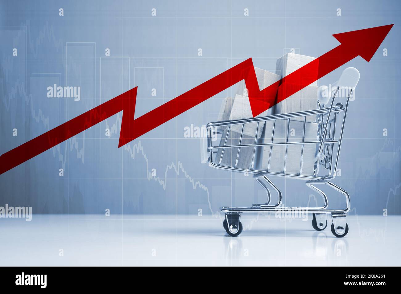 Inflazione e crisi economica. Freccia rossa sul grafico, carrello della spesa. Tasso di inflazione elevato. Carrello con freccia rossa. Carrello con carrello rosso inf Foto Stock