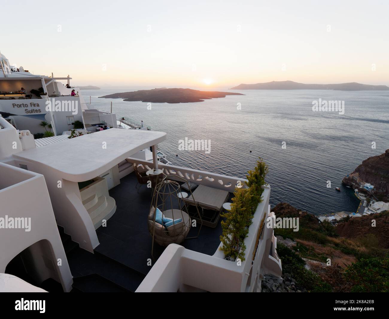 Vista da un hotel Fira sulla Caldera che si avvicina al tramonto. Isole Cicladi greche di Santorini nel Mar Egeo Foto Stock