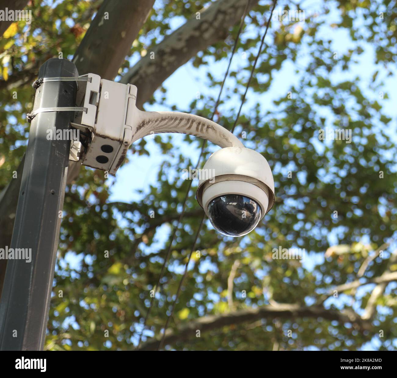 Telecamera CCTV per la videosorveglianza delle persone in città Foto Stock