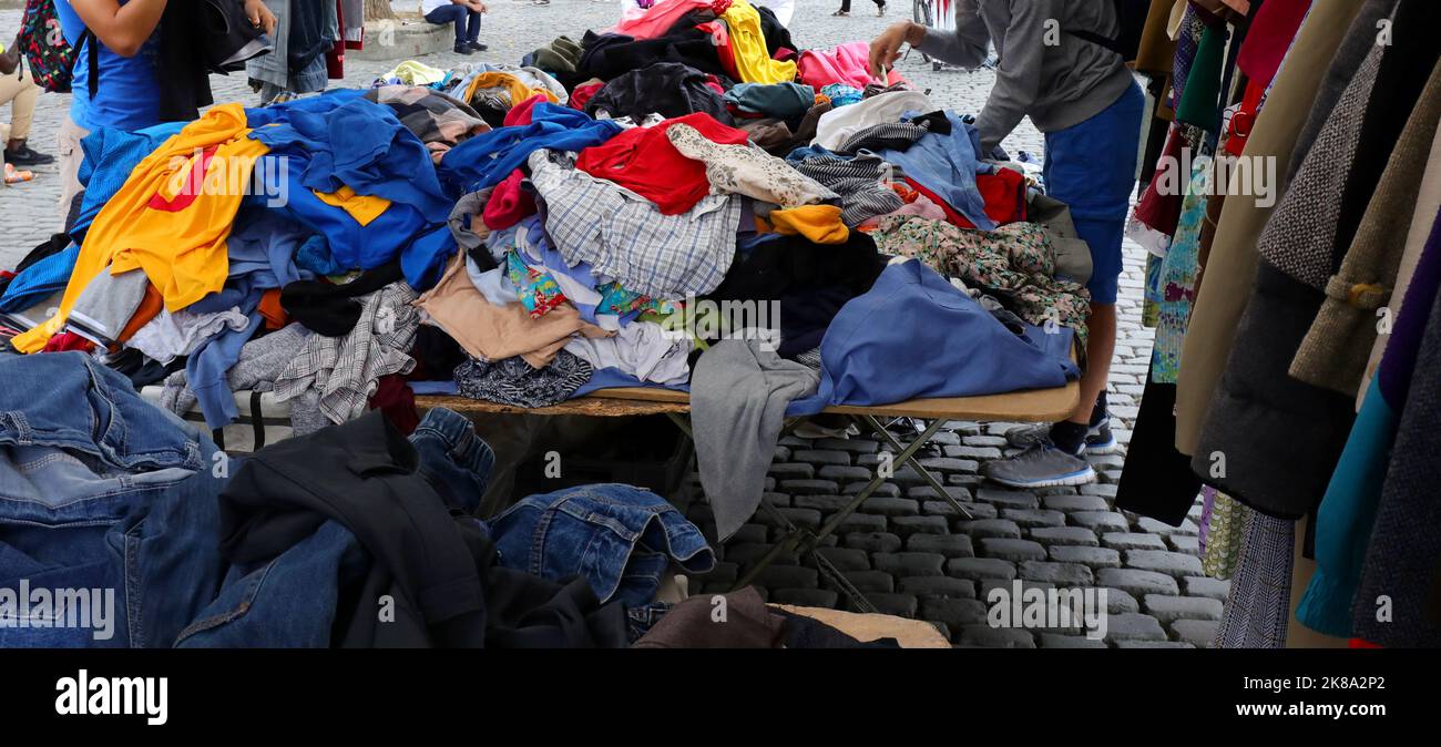 nel mercato delle pulci nella piazza della città europea sono stati usati abiti vintage Foto Stock