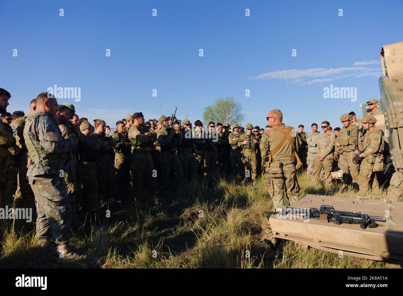 Smardan Training Area, Romania. 17th Set, 2022. Il personale dell'esercito degli Stati Uniti Sgt. Channing Timmons, un uomo di fanteria, assegnato alla Alpha Company, 1st battaglione, 8th reggimento di fanteria, 3rd squadra di combattimento delle Brigate Armorate, 4th Divisione di fanteria, istruisce i soldati portoghesi sui sistemi di armi statunitensi durante l'Esercitazione Justice Eagle, a Smardan Training Area, Romania, il 17 settembre 2022. Nell'ambito della 101st Airborne Division (Air Assault); 1st Battaglione, 8th° Reggimento della fanteria, continua a rafforzare il fianco orientale dei NATO e a impegnarsi in esercizi multinazionali come Justice Eagle con alleati e partner in tutta Europa Foto Stock