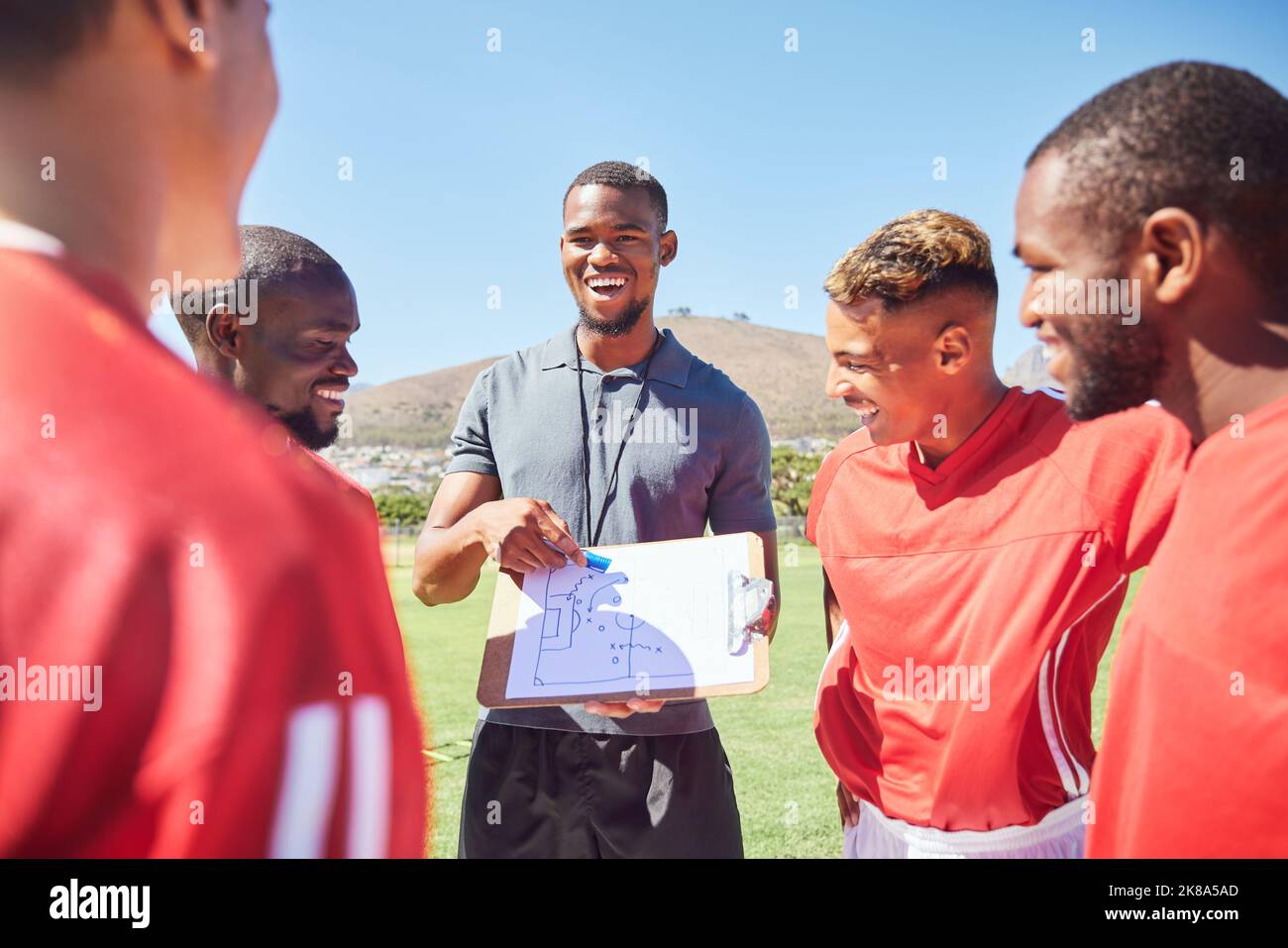 Buon coaching di calcio, strategia di pianificazione e formazione di gruppo di idee di gioco di competizione, visione e formazione. Giocatori di calcio, allenatore sportivo Foto Stock