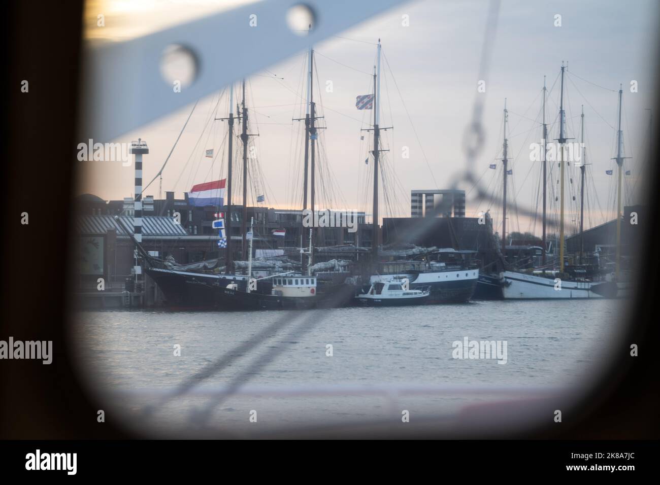 2022-10-22 08:37:29:19 HARLINGEN - la bandiera è a metà albero nel porto di Harlingen. ANP JEROEN JUMELET olanda fuori - belgio fuori Foto Stock