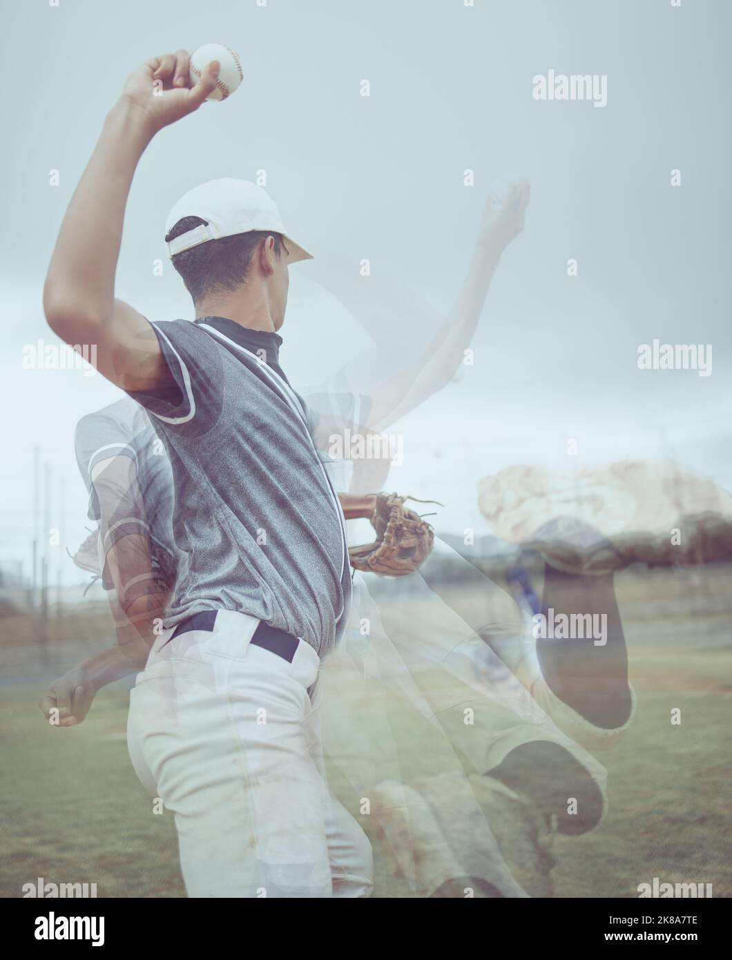 Uomo, baseball e doppia esposizione, giocatore di baseball e sport, abilità e palla, campo da baseball per la partita. Club sportivo, giovane atleta e. Foto Stock