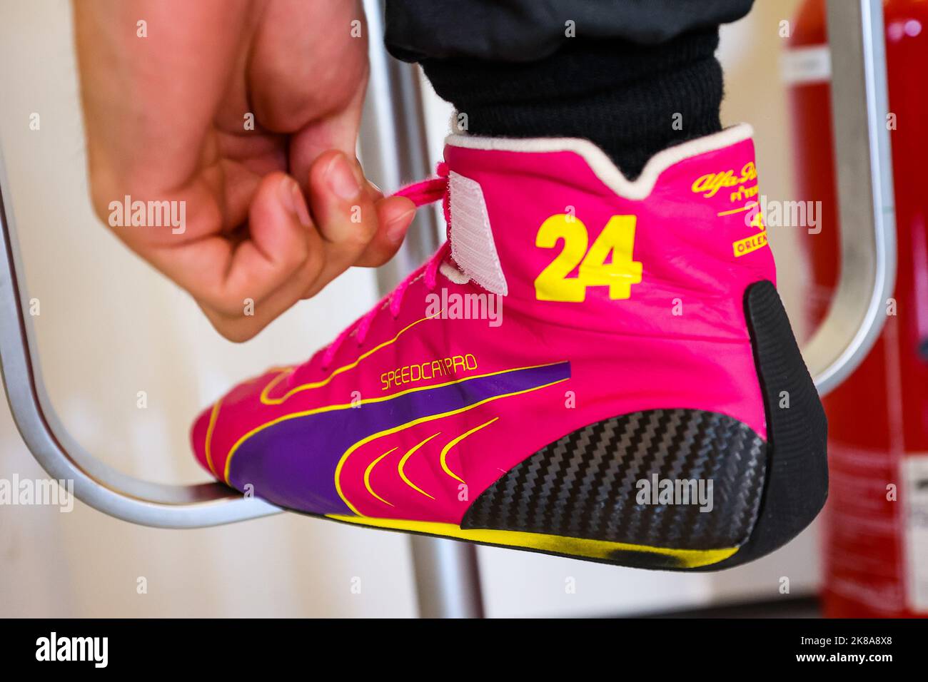 ZHOU Guanyu (chi), Alfa Romeo F1 Team ORLEN C42, scarpe da corsa durante il Gran Premio di Formula 1 Aramco Stati Uniti 2022, 19th° round del Campionato del mondo FIA Formula uno 2022 dal 21 al 23 ottobre 2022 sul circuito delle Americhe, ad Austin, Texas - Foto: Florent Gooden / DPPI/DPPI/LiveMedia Foto Stock