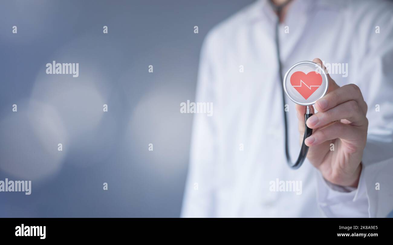 Cuore sullo stetoscopio. Il medico cardiologo esamina il paziente del sistema cardiovascolare. Tecnologia medica e funzioni cardiache e concetto di vasi sanguigni. H Foto Stock
