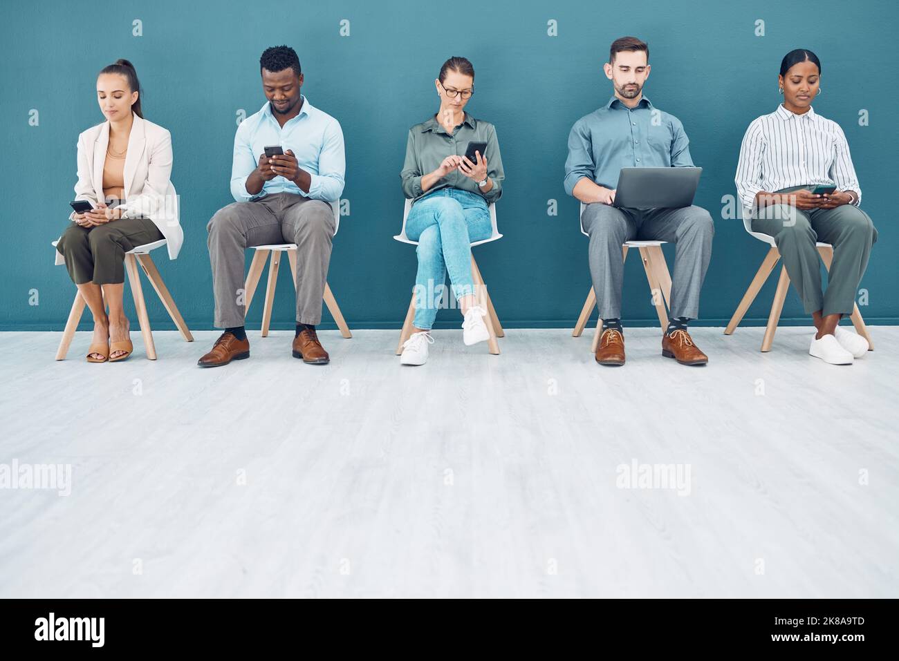 Diversità, team e dispositivi digitali per connettersi, comunicare, lavorare o lavorare in ufficio. Lavoro di squadra, conversazione o brainstorming per i social media Foto Stock