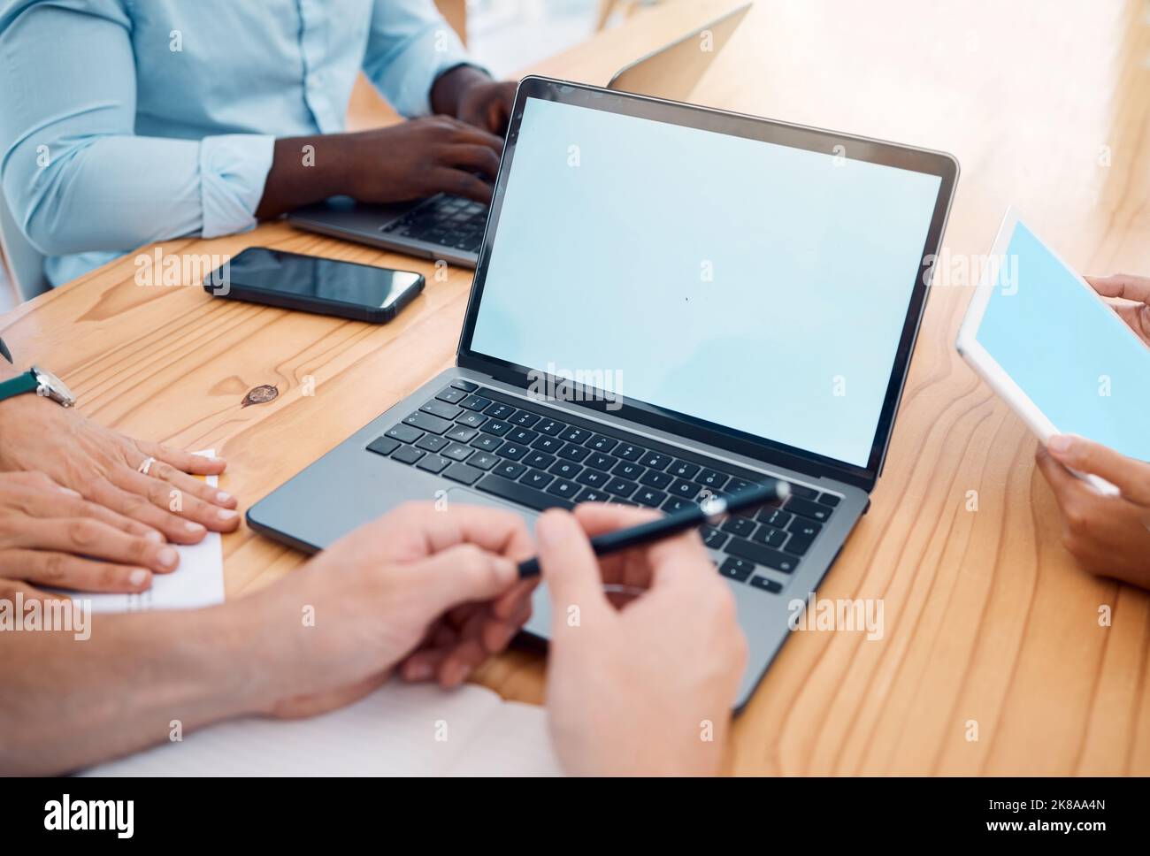 Spazio di mockup, laptop e schermo con le persone di affari in una riunione per il marketing e la pubblicità. Lavoro, pianificazione di squadra e ricerca di fotoricettore di lavoro con Foto Stock
