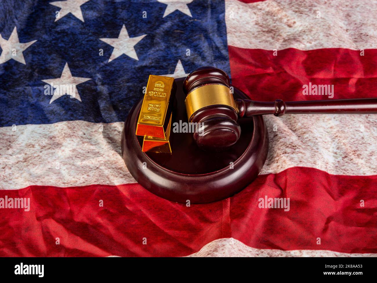 Barre d'oro con gavel su sfondo bandiera USA. Foto Stock