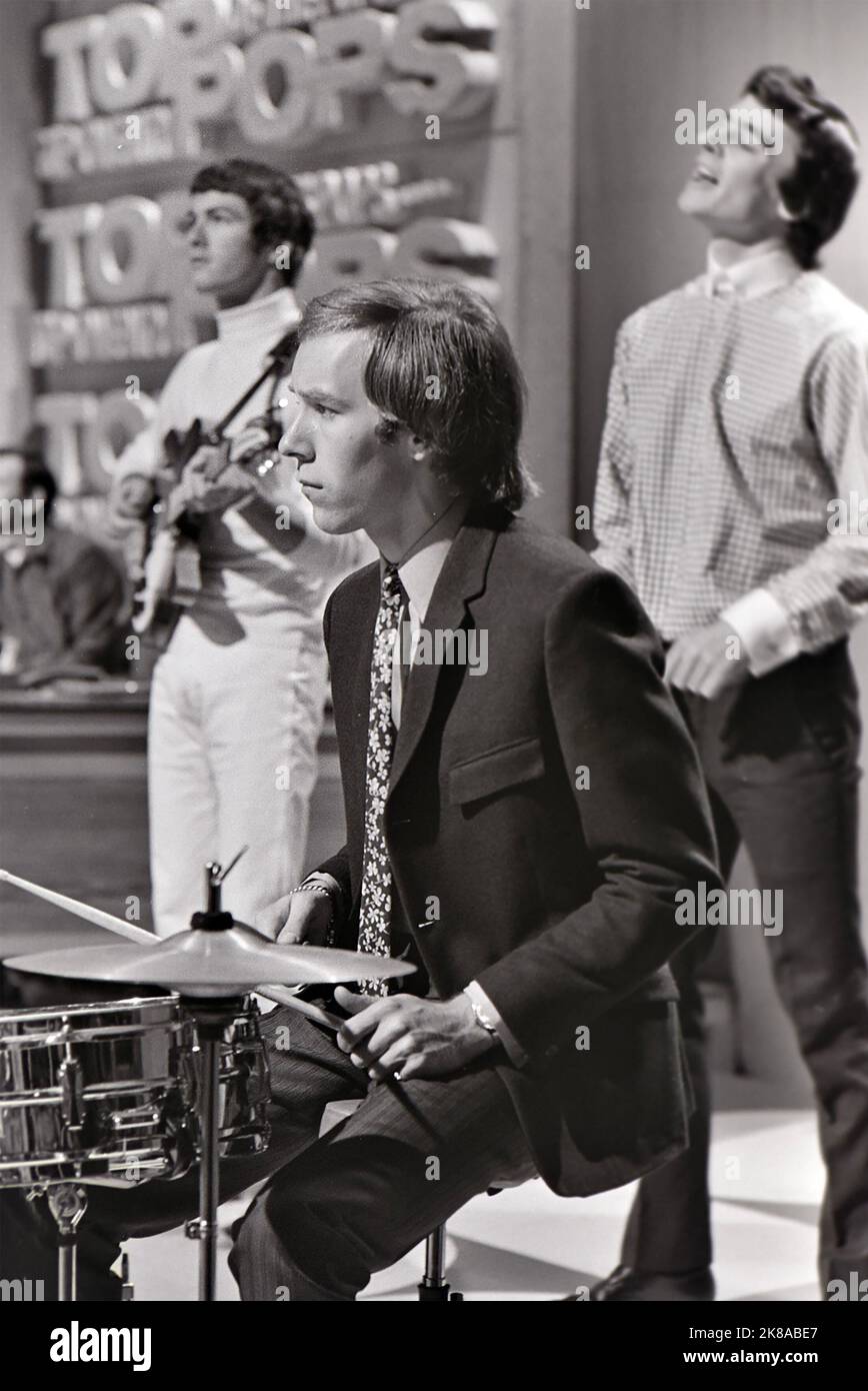 IL gruppo ROCK BRITANNICO DEGLI ZOMBIE con Hugh Grundy alla batteria in Top of the Pops nel settembre 1965. Foto: Tony Gale Foto Stock