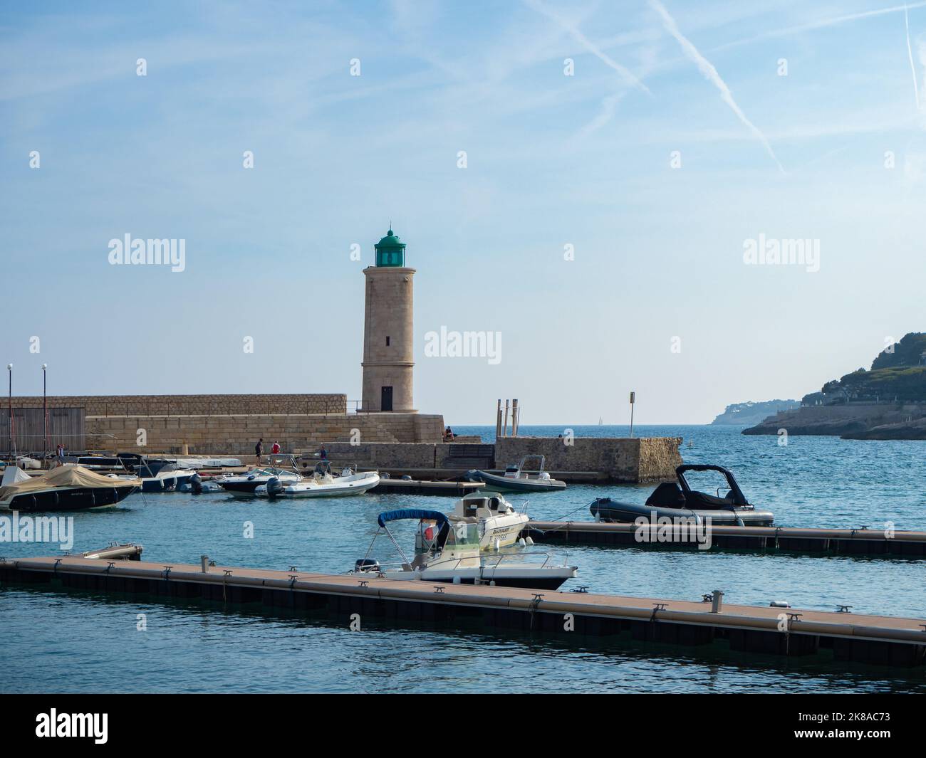 Cassis, Francia - 18th 2022 maggio: Faro storico all'ingresso del porto Foto Stock