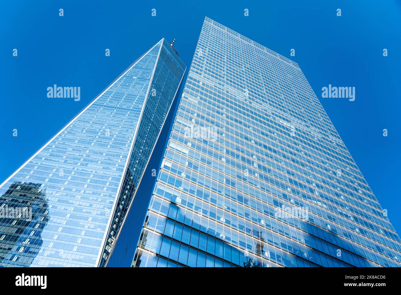 I grattacieli torreggianti del centro finanziario di New York contro il cielo blu Foto Stock
