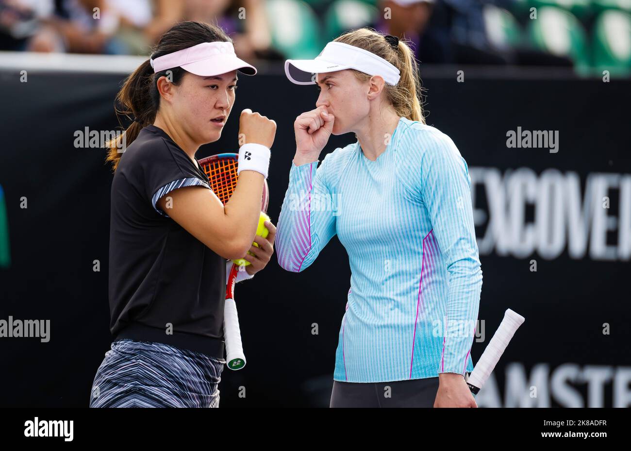 LIN Zhu of China & Aliaksandra Sasnovich of Belarus giocando due volte al torneo di tennis WTA Guadalajara Open Akron WTA 1000 del 2022 il 20 ottobre 2022 a Guadalajara, Messico - Foto: Rob Prange/DPPI/LiveMedia Foto Stock