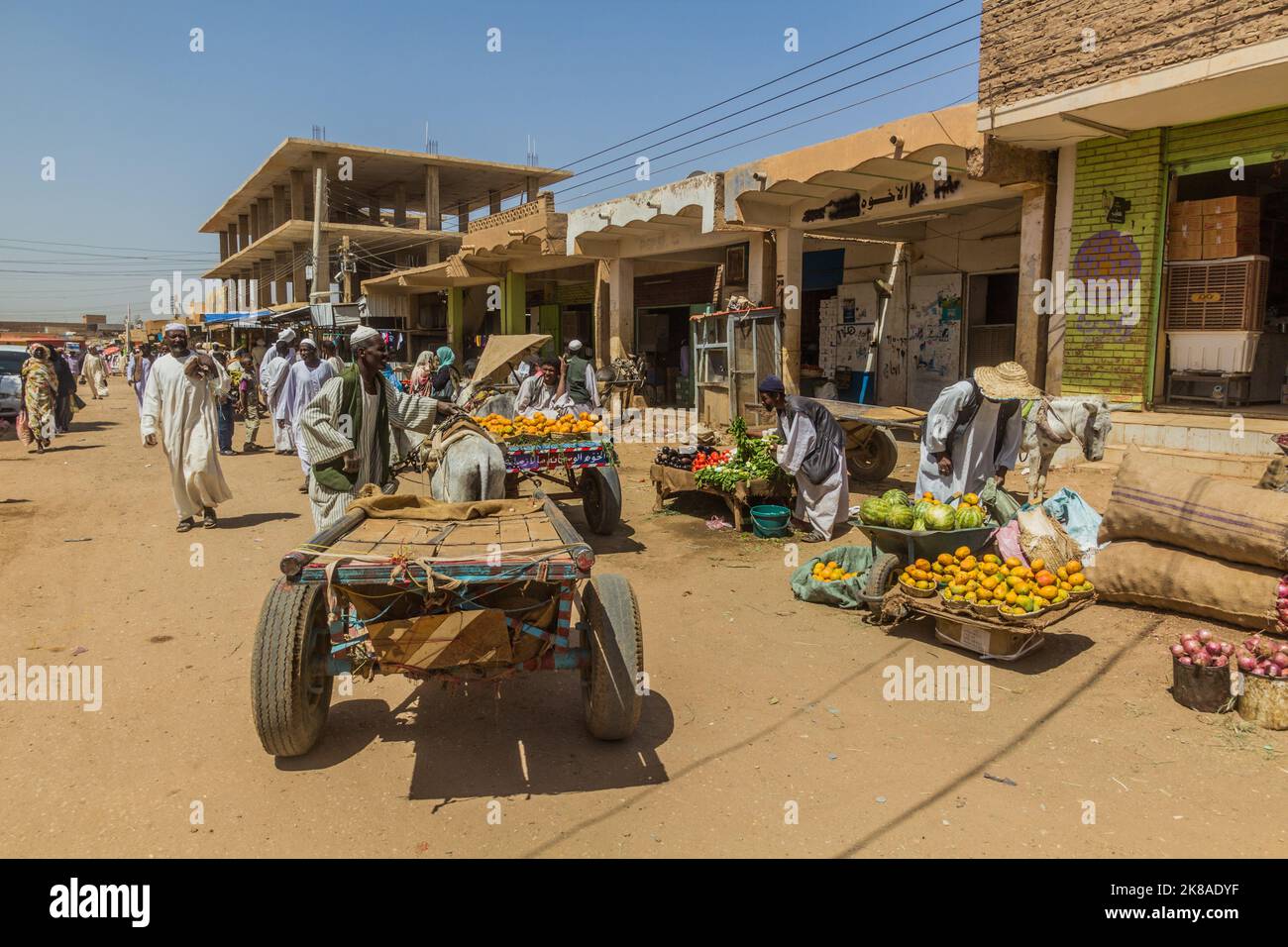 SHENDI, SUDAN - 6 MARZO 2019: Vista di una strada a Shendi, Sudan Foto Stock