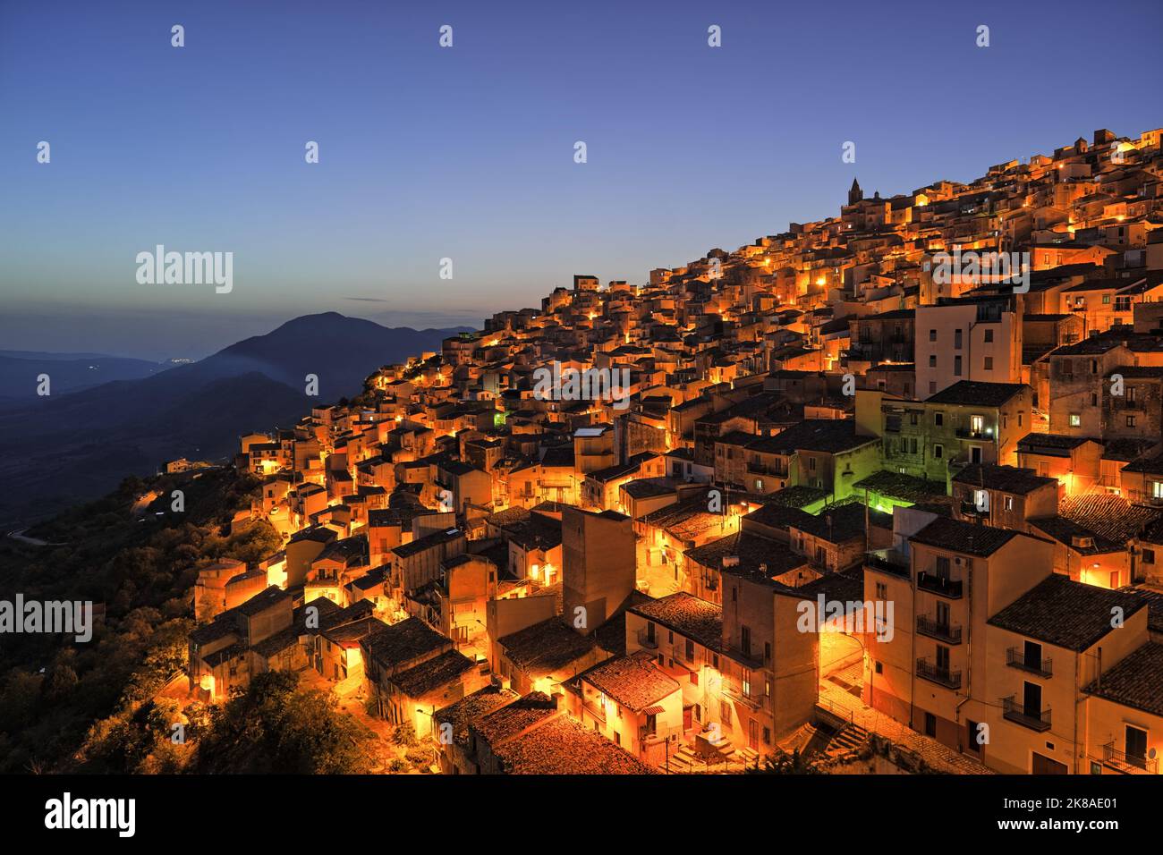 Villaggio di Prizzi al tramonto, nella Sicilia Occidentale, Italia Foto Stock