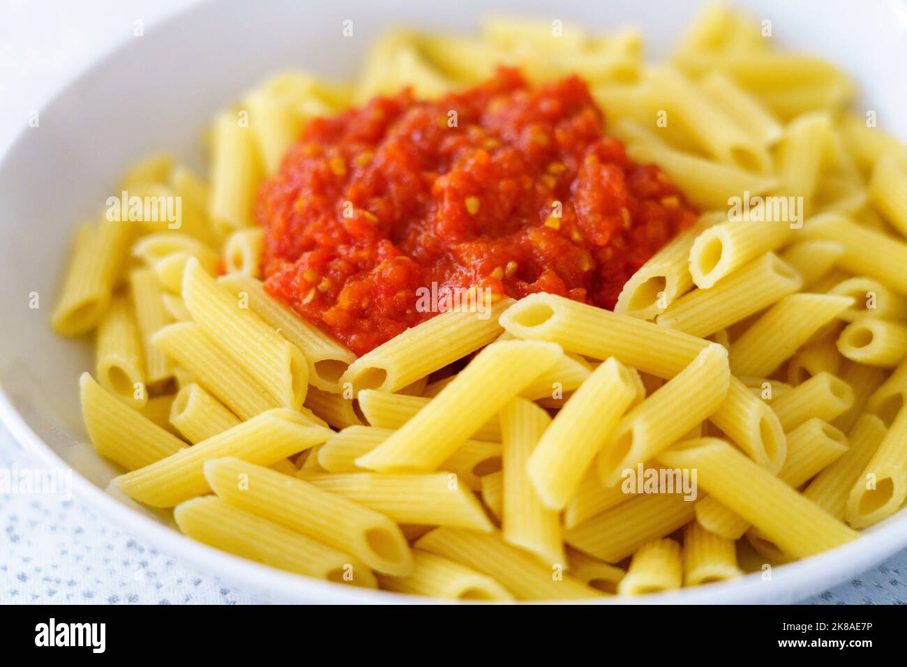 Semplice piatto di pasta di maccheroni con salsa di pomodoro, Maiorca, Isole Baleari, Spagna Foto Stock