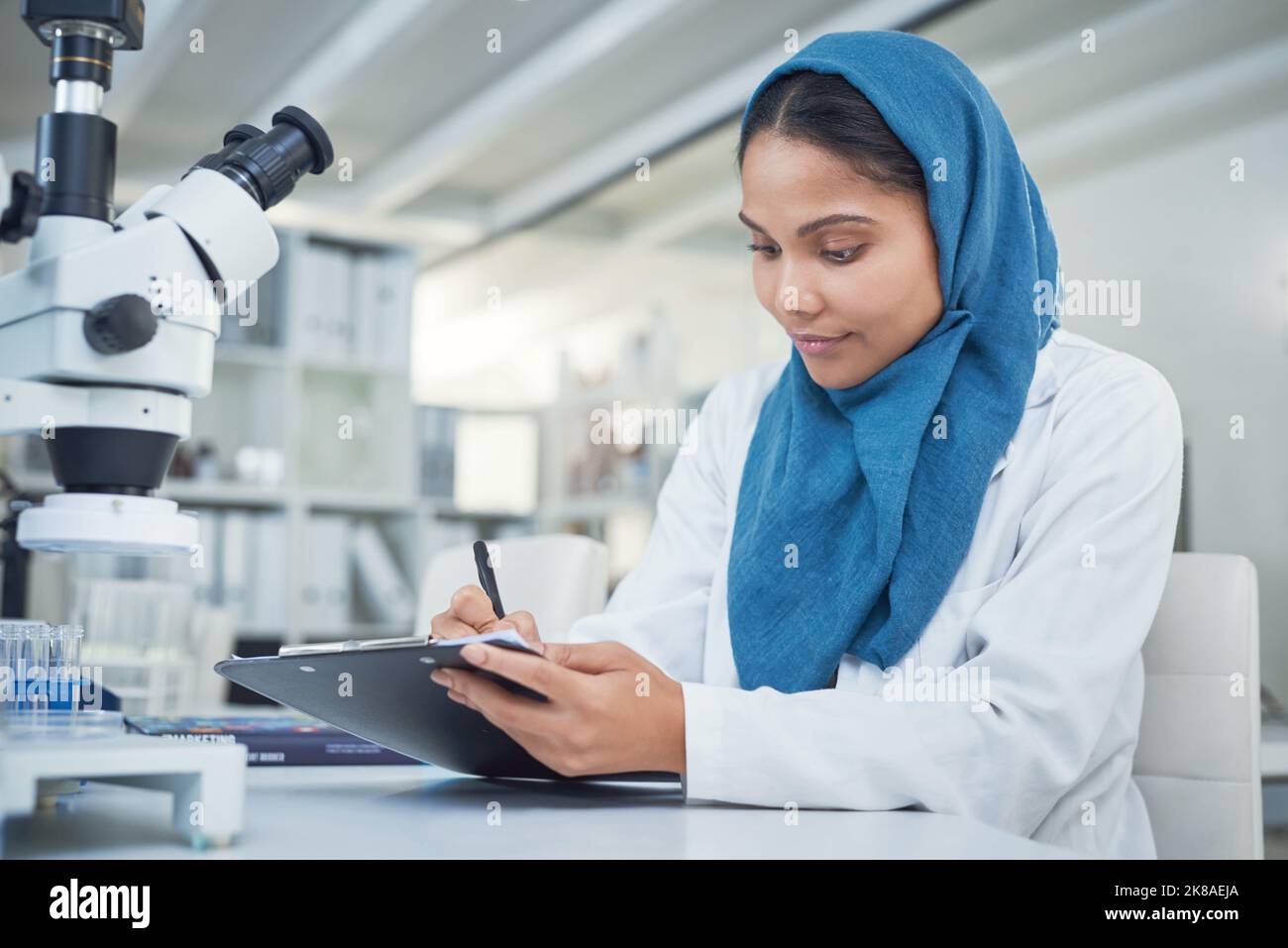 Dammi una buona teoria da provare ogni giorno: Un giovane scienziato che conduce ricerche in un laboratorio. Foto Stock