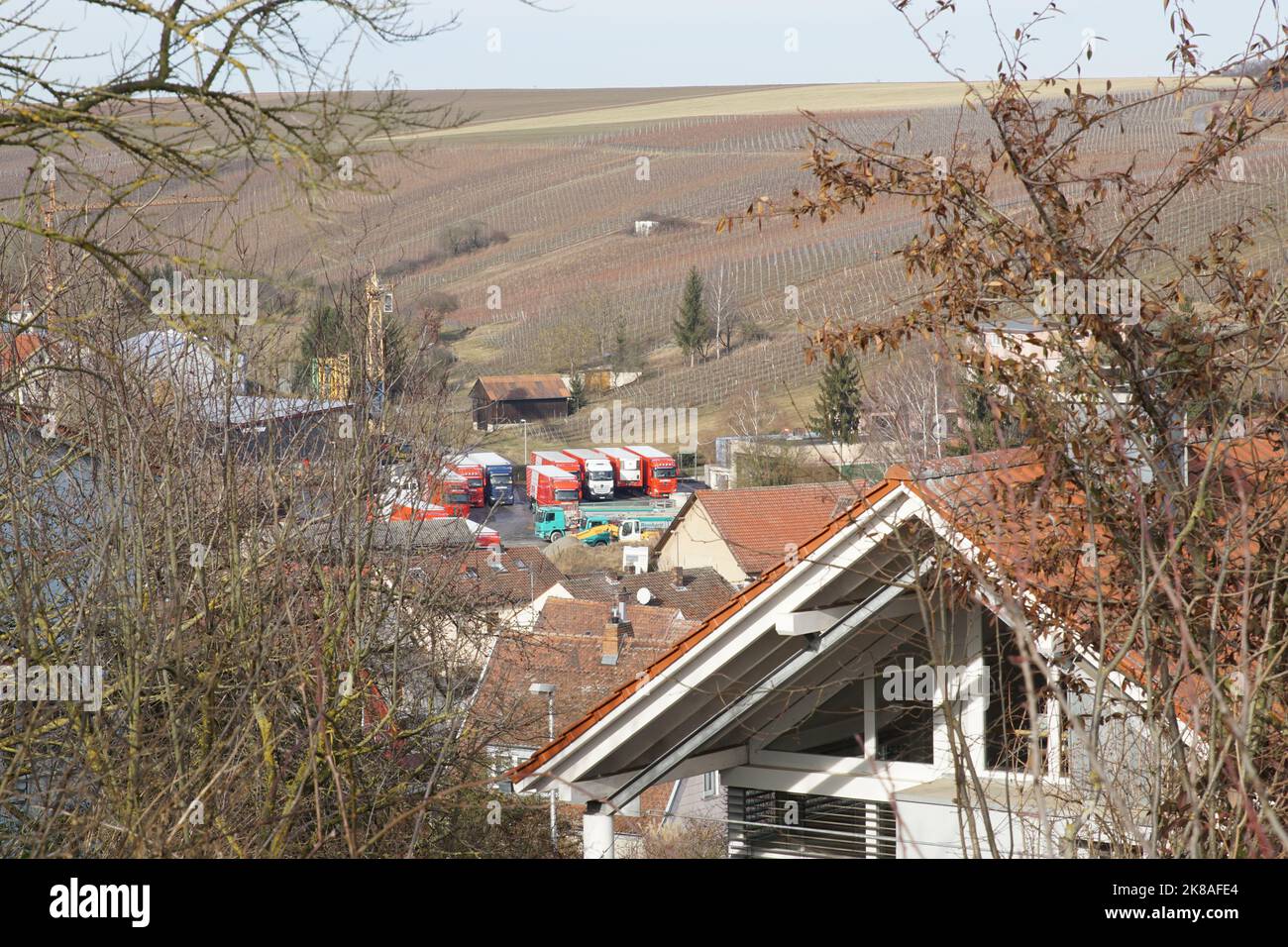 Bebauung Mühlberggebiet - Blick von oberhalb der Straße im Tännig Foto Stock