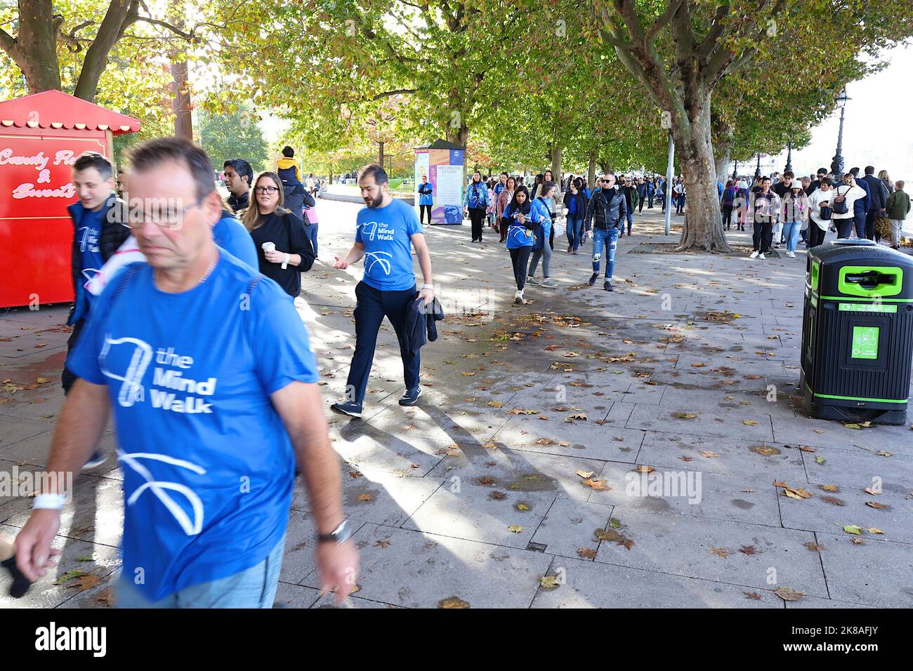 Southbank, London, UK. 22 October, 2022. The Mind Walk is a family friendly 10km walk. Bringing people together to raise money and awareness in the fight for mental health. We're asking each person taking part to try and raise £100 to support our services. Photo Credit: Paul Lawrenson/Alamy Live News Foto Stock